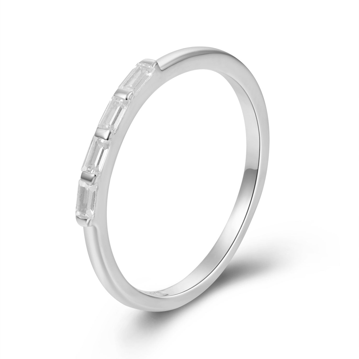 Anillo con circonitas baguette en plata de ley 925 bañada en rodio