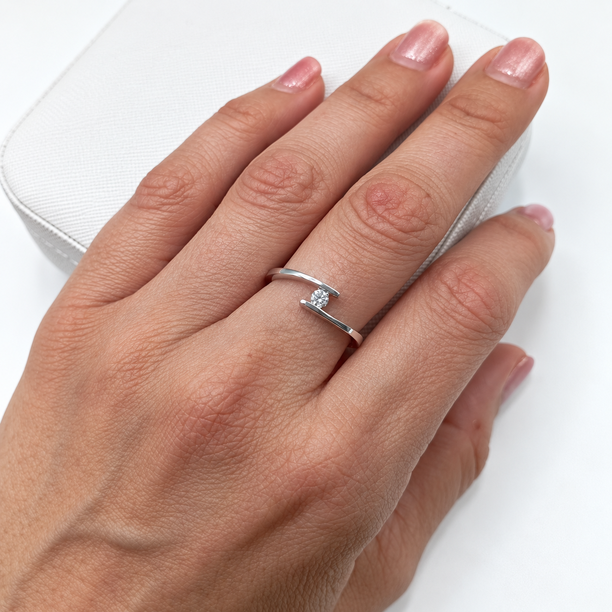 Solitario oro blanco 18k diamante laboratorio engaste tensión sobre la mano