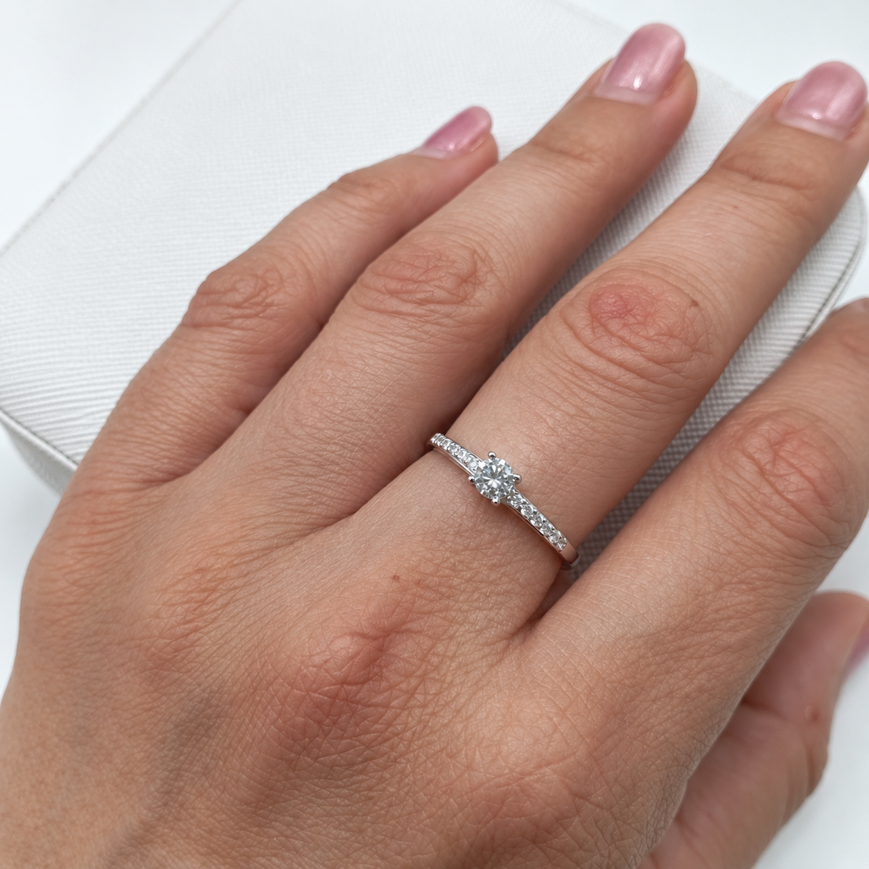 Solitario oro blanco 18k diamante de laboratorio y pavé de circonitas, primer plano