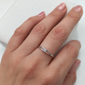 Solitario oro blanco 18k diamante laboratorio con filigranas artesanales caladas sobre la mano