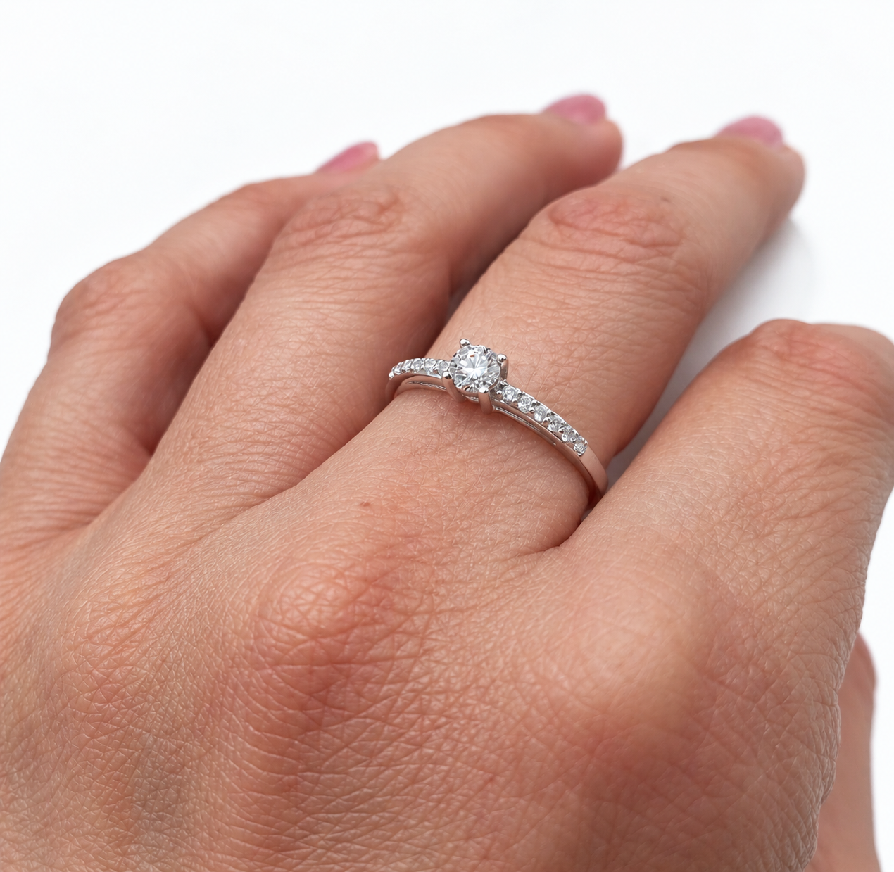 Solitario oro blanco 18k diamante de laboratorio y pavé de circonitas sobre la mano
