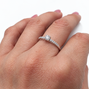 Solitario oro blanco 18k diamante de laboratorio y pavé de circonitas sobre la mano