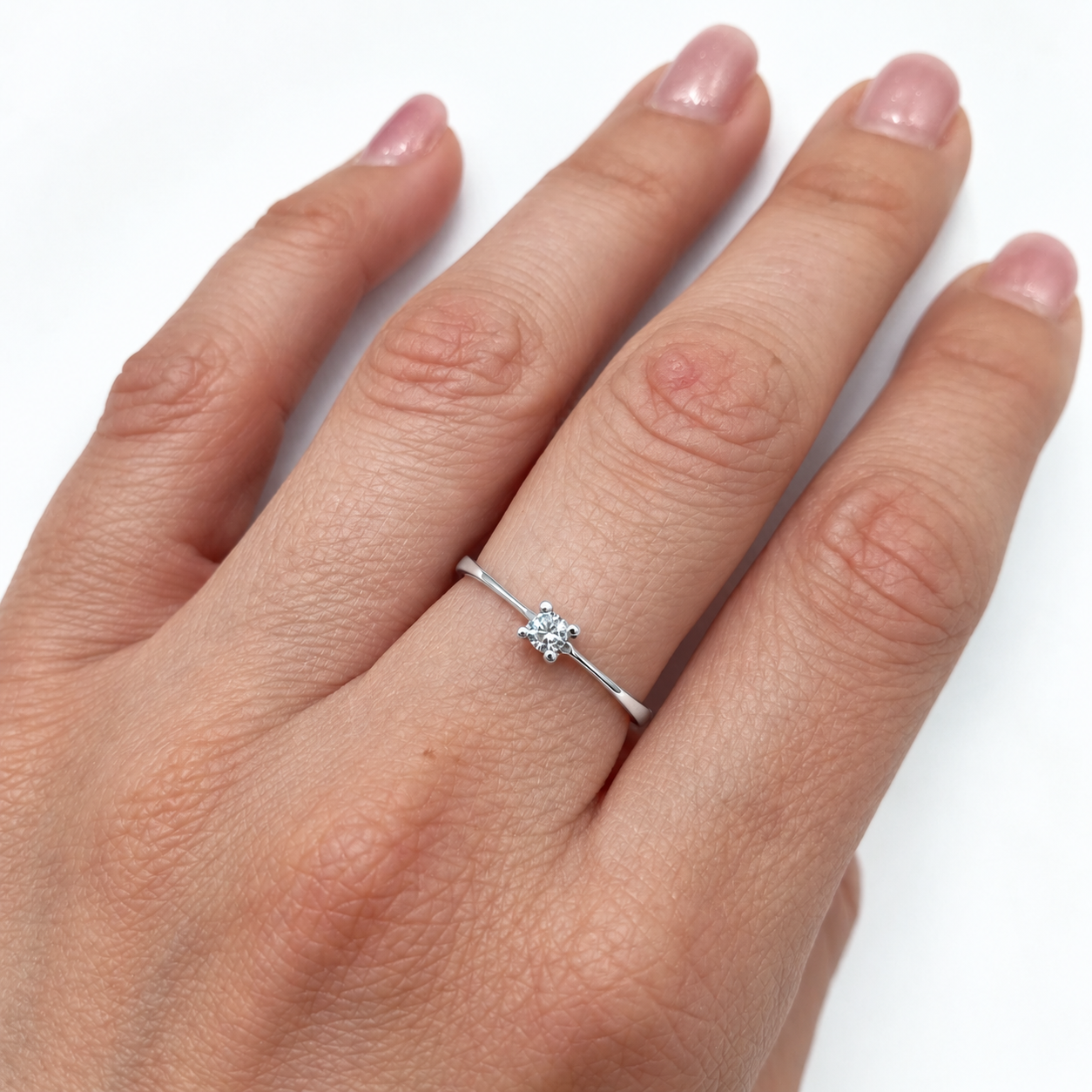 Solitario oro blanco 18k diamante laboratorio engaste cuadrado minimalista sobre la mano
