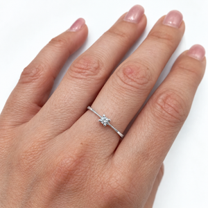 Solitario oro blanco 18k diamante laboratorio engaste cuadrado minimalista sobre la mano
