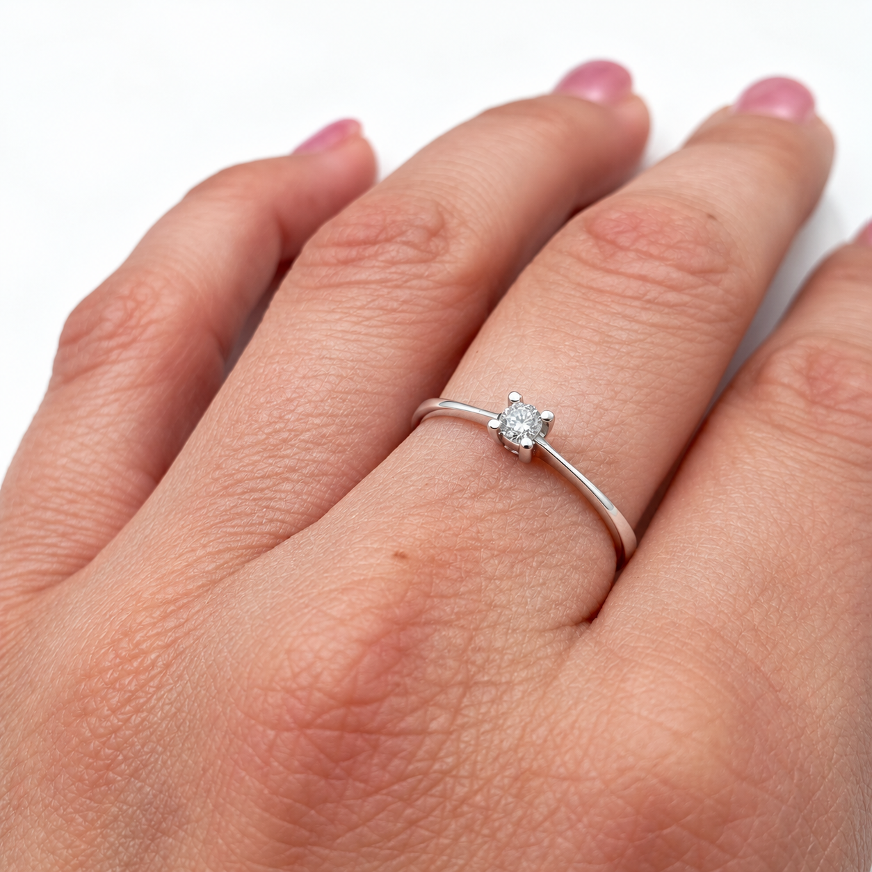 Solitario oro blanco 18k diamante laboratorio engaste cuadrado minimalista, detalle sobre la mano