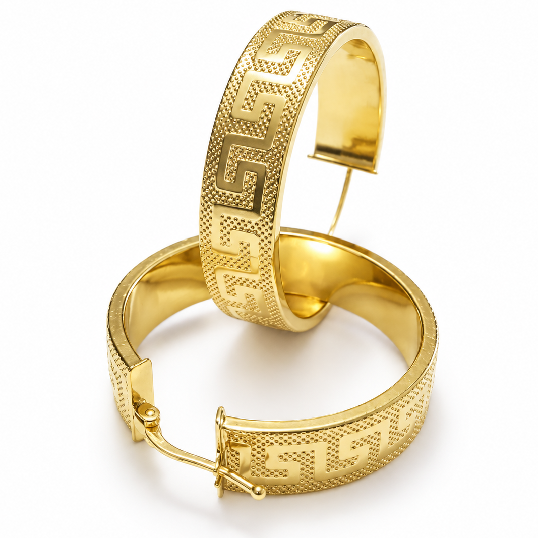 Pareja de aros de oro 18k con dibujo de greca de 8 mm de ancho