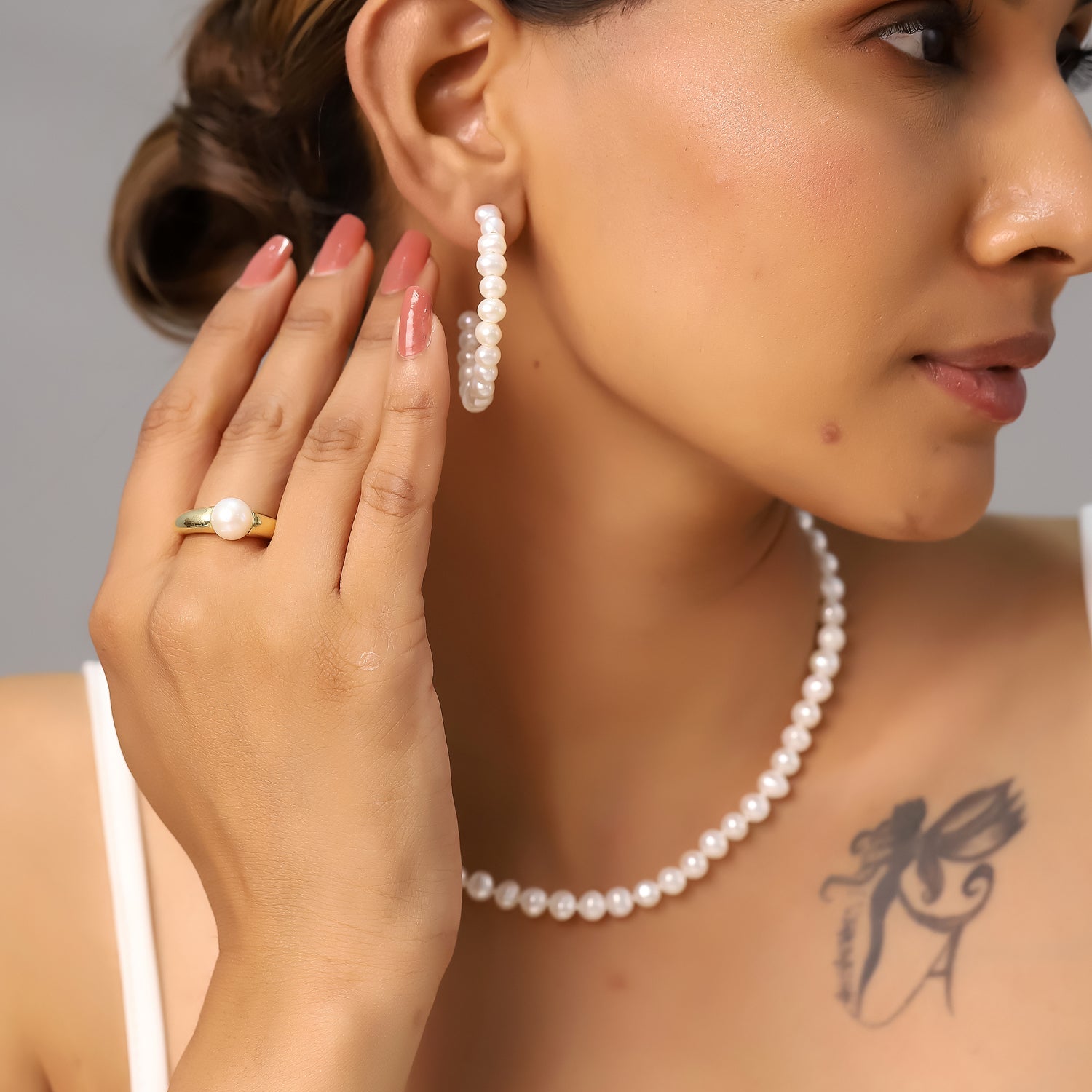 Mujer luciendo el collar de perlas cultivadas de 6-7 mm en plata de ley 925 rodiada