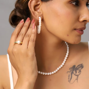 Mujer luciendo el collar de perlas cultivadas de 6-7 mm en plata de ley 925 rodiada