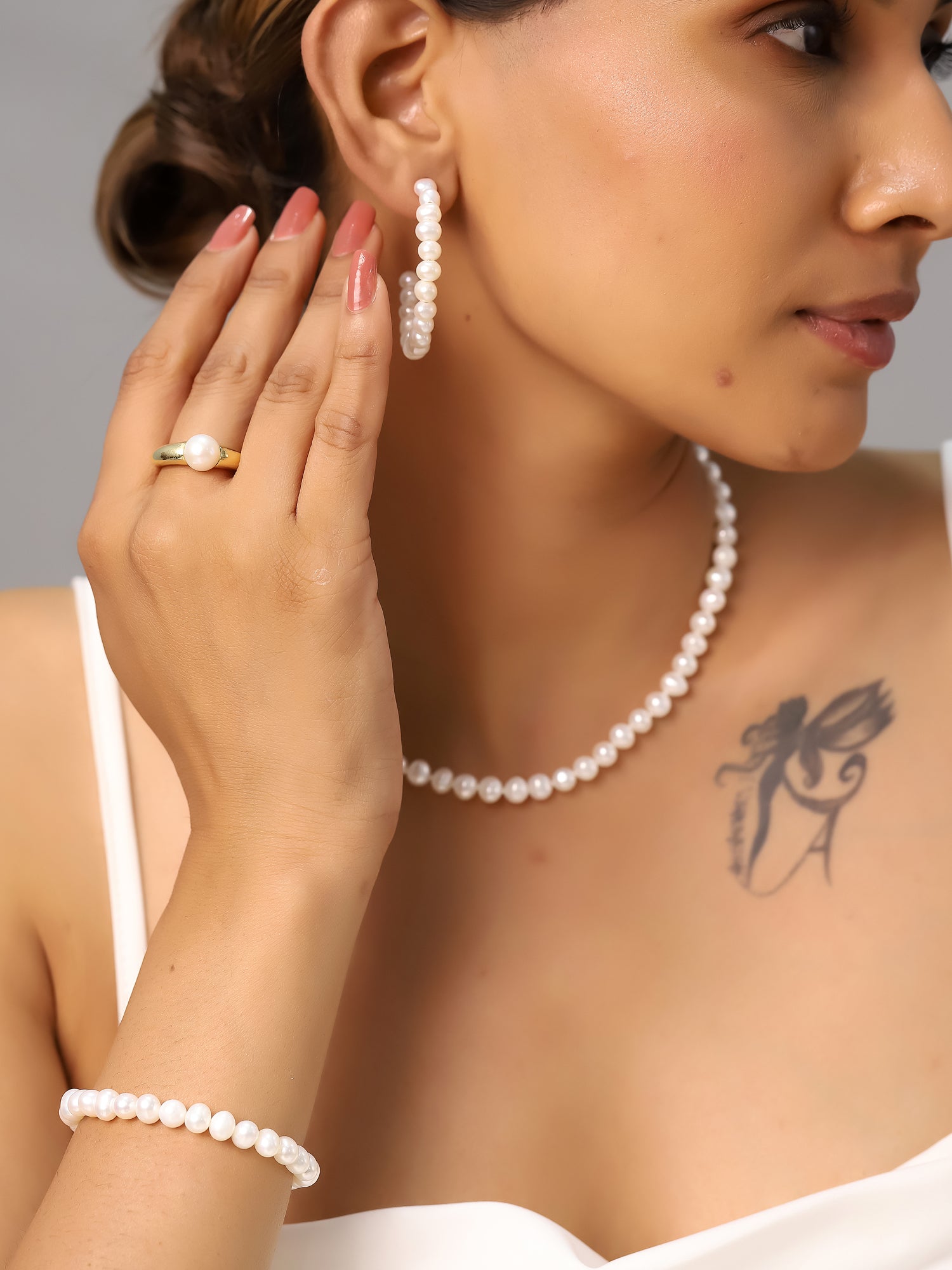 Mujer luciendo el collar de perlas cultivadas de 6-7 mm en plata de ley 925 con baño de oro de 18k