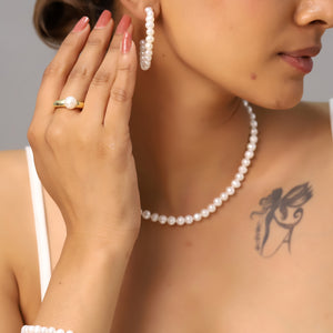 Mujer luciendo el collar de perlas cultivadas de 6-7 mm en plata de ley 925 con baño de oro de 18k