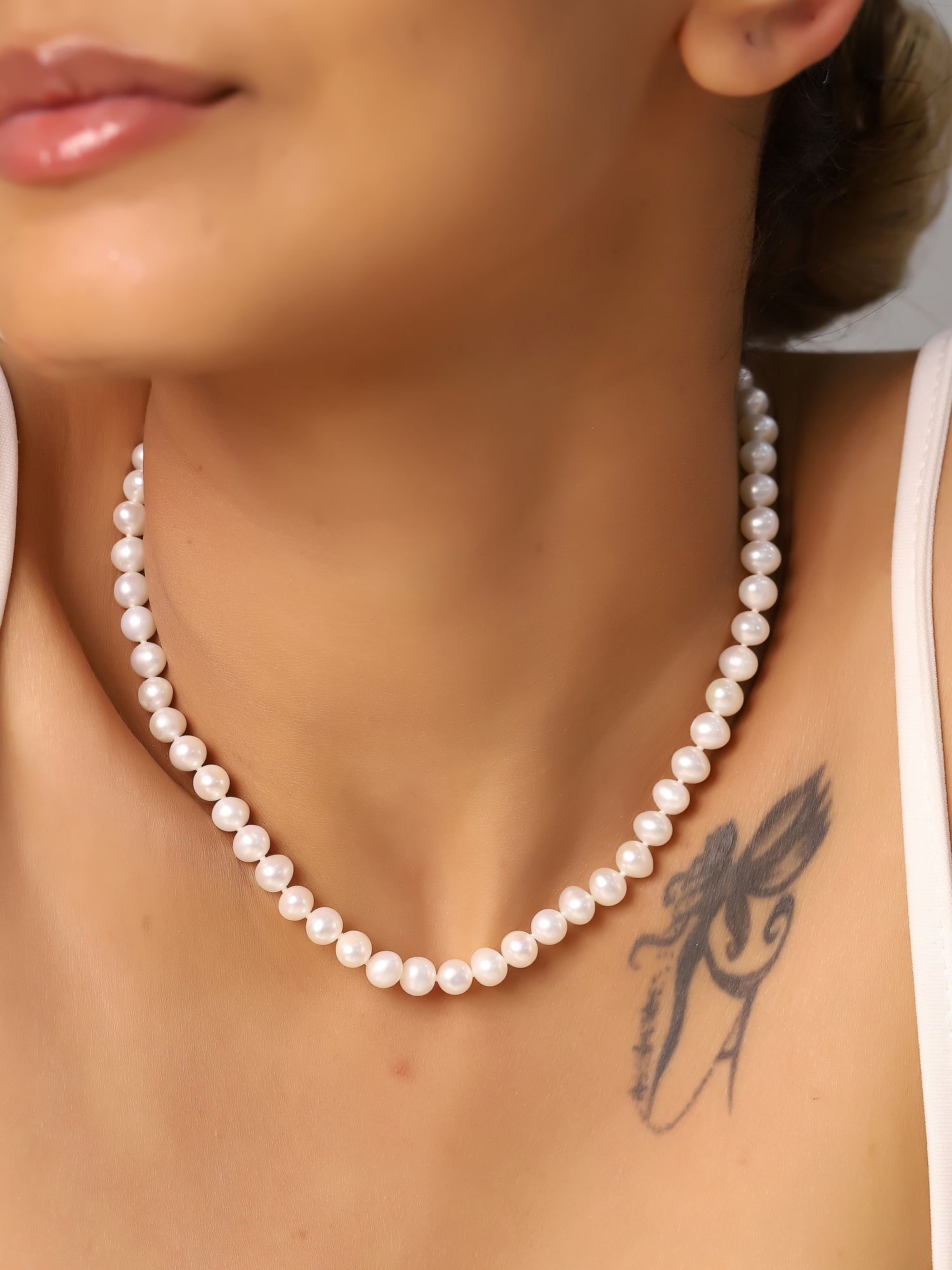 Detalle del collar de perlas cultivadas de 6-7 mm en plata de ley 925 con baño de oro de 18k puesto