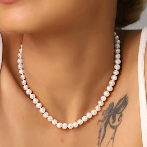 Detalle del collar de perlas cultivadas de 6-7 mm en plata de ley 925 con baño de oro de 18k puesto