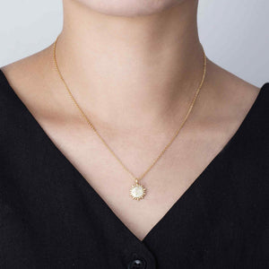 Modelo luciendo collar sol - circonita blanca - 45 cm - bañado oro