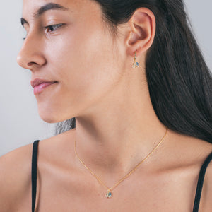Modelo luciendo collar circonita - elefante 8,5*6,5mm - 38+4 - bañado oro