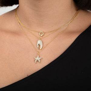 Modelo luciendo collar circonita - estrella de mar 16 mm - 37+5cm - bañado oro