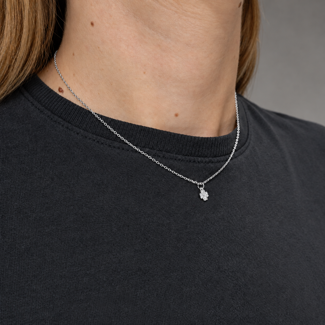 Colgante de trébol con circonita, plata de ley 925 rodiada, 5,5 mm, puesto en el cuello