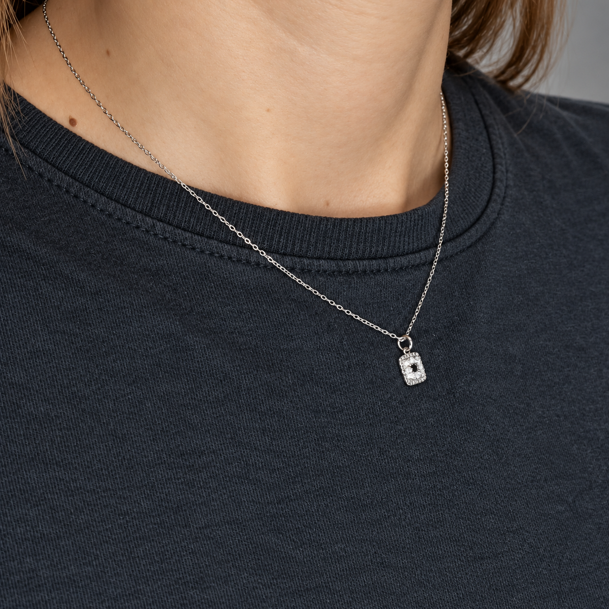 Colgante cuadrado con circonita blanca, plata de ley 925 rodiada, 38+4 mm, puesto en el cuello