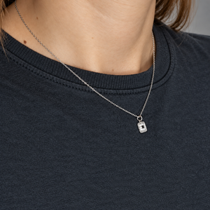 Colgante cuadrado con circonita blanca, plata de ley 925 rodiada, 38+4 mm, puesto en el cuello