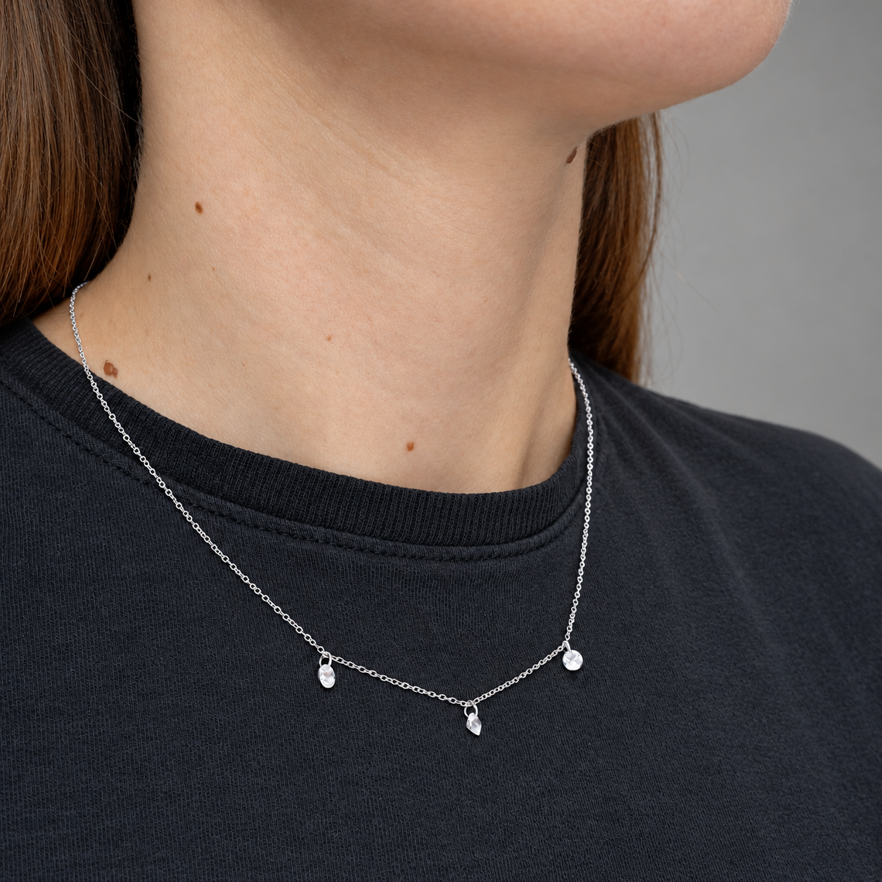 Colgante con tres circonitas en plata de ley 925 rodiada, cadena 40+5 cm, puesto en el cuello