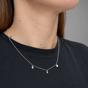 Colgante con tres circonitas en plata de ley 925 rodiada, cadena 40+5 cm, puesto en el cuello