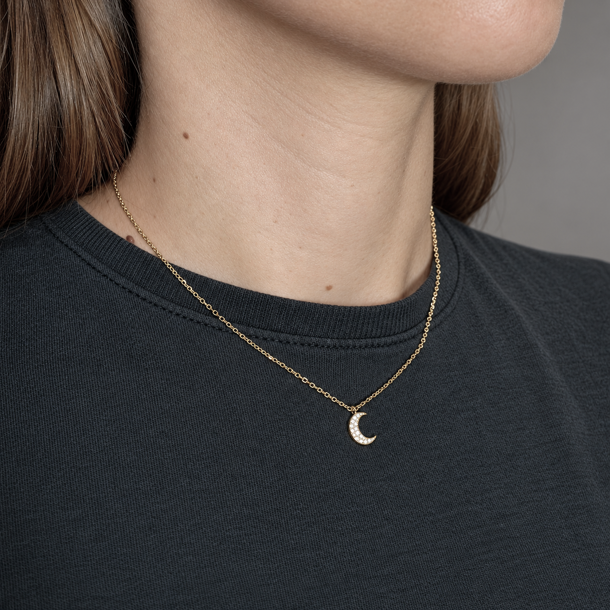 Colgante de luna con circonitas, plata de ley 925 con baño de oro, puesto en el cuello