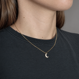 Colgante de luna con circonitas, plata de ley 925 con baño de oro, puesto en el cuello