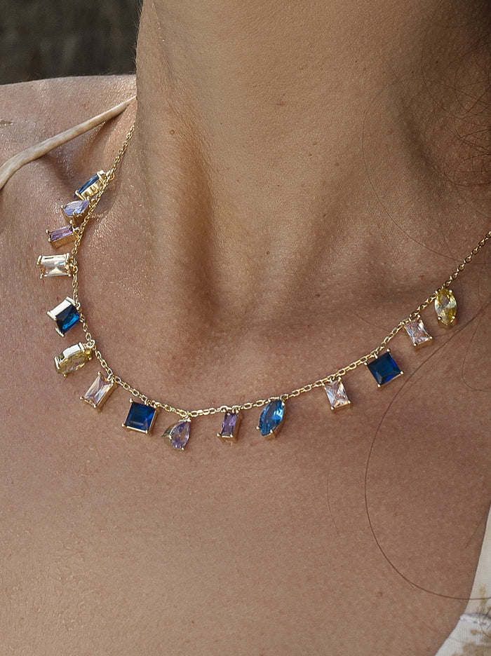 Colgante de plata de ley chapada en oro con piedras en diferentes tallas foto