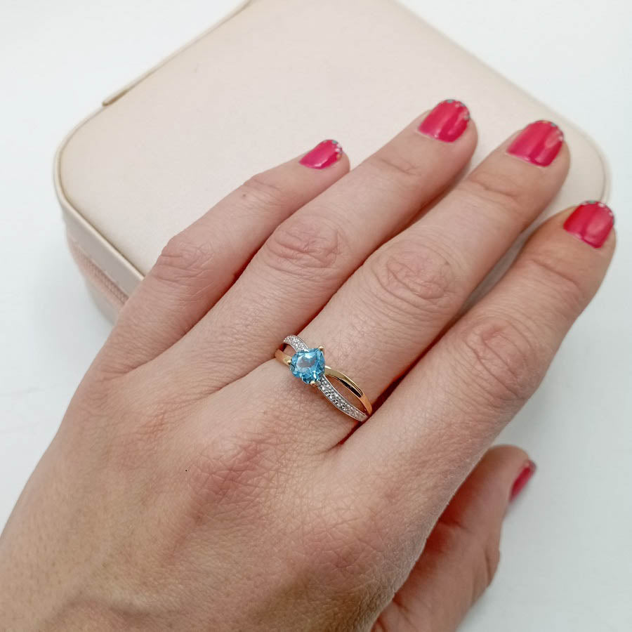 Oro 9k Anillo CORAZÓN AZUL mano