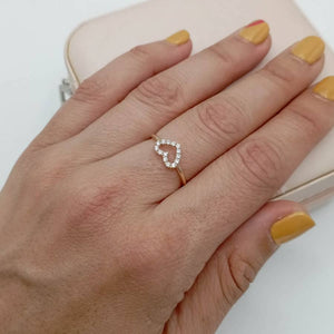 Anillo de oro 18k macizo con corazón de circonitas mano