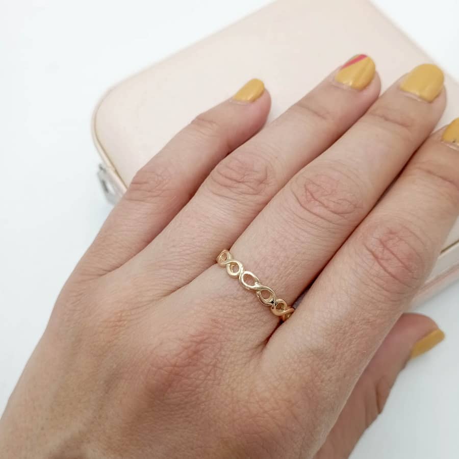 Anillo de oro 18k macizo en forma de infinitos encadenados mano