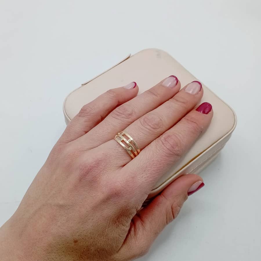Anillo de oro 18k con tres bandas con circonitas intercaladas mano