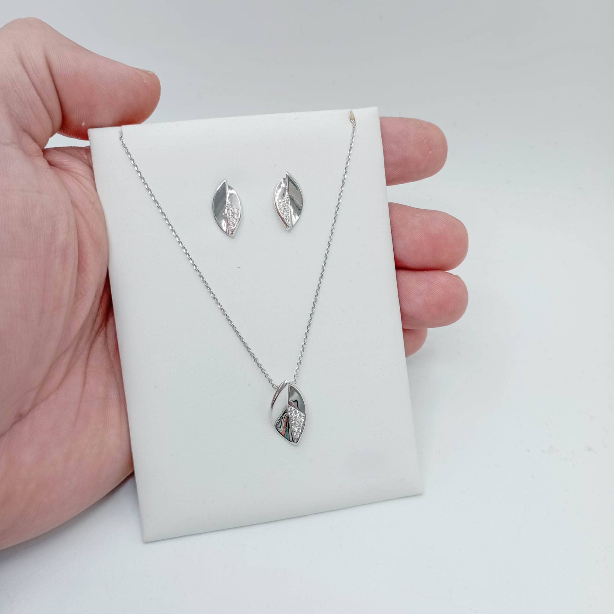 Pendientes y colgante de plata de ley pequeños con circonitas forma de hoja foto