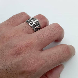 Anillo de plata de ley con la cruz de la vida y motivos egipcios laterales mano