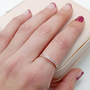 Anillo oro circonitas rosa carril MANO