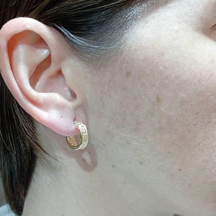 Par de aros de oro de ley 18k con dibujo de greca exterior e interior foto