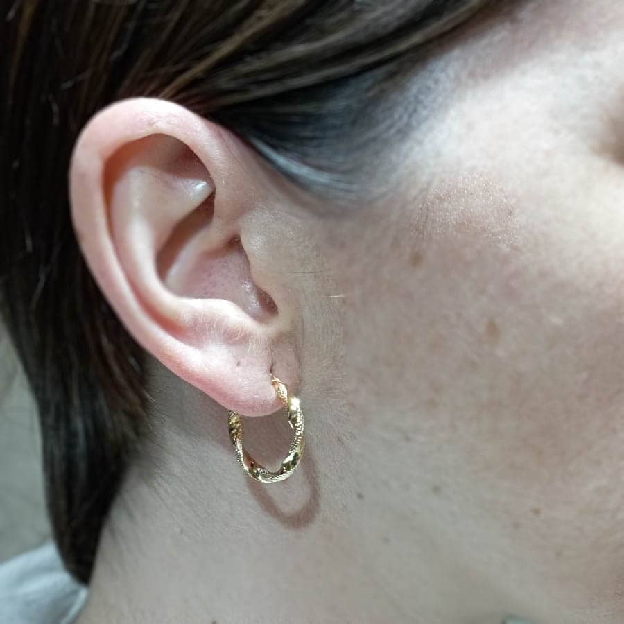 Aros oro 18k enroscados muestreados chica
