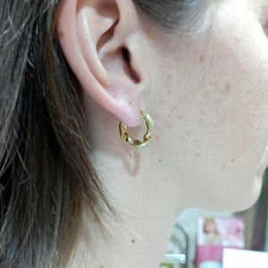 Aros oro enroscados pequeños chica