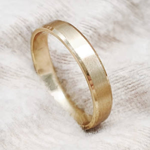 Alianza de oro 18k fabricada a mano de 4 mm de ancho matizada borde en brillo