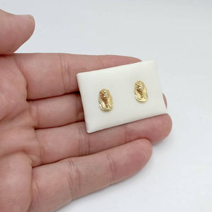 18K PENDIENTES ORO CON LA EFIGIE DEL FARAÓN TUTANKAMÓN mano