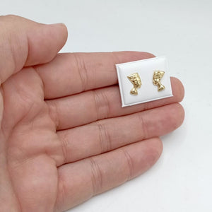 18K PENDIENTES ORO CON LA EFIGIE DE LA REINA EGIPCIA NEFERTITI mano