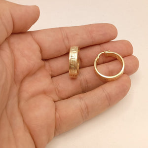 Par de aros de oro de ley 18k con dibujo de greca 6mm de anchos tamaño grande mano