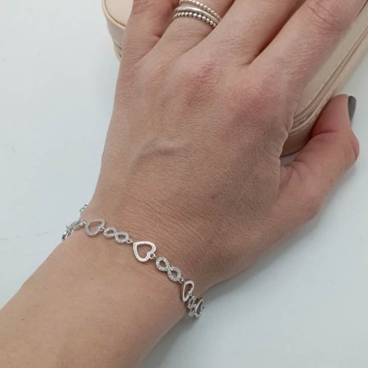 Pulsera de plata fina con figuras de infinito y corazón foto