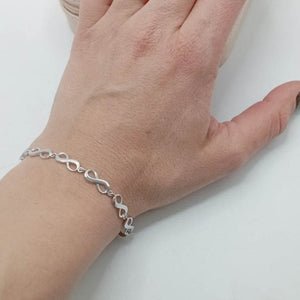 Pulsera de plata fina con figuras de infinito en acabado brillante foto