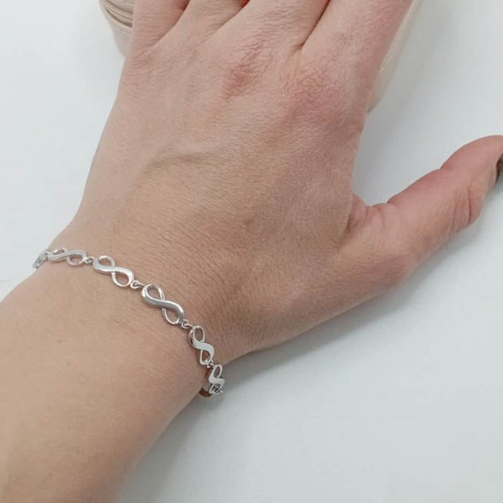 Pulsera de plata fina con figuras de infinito en acabado brillante foto