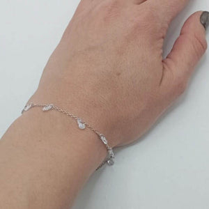 Pulsera de plata fina con circonitas blancas colgando foto