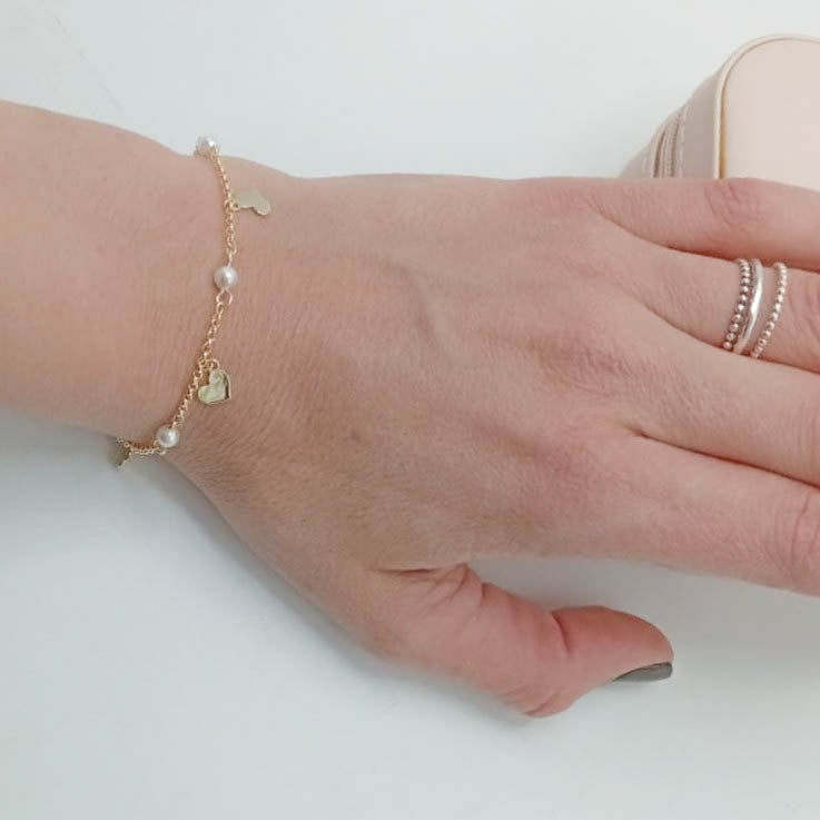 Pulsera de plata fina con colgantes en forma de corazón y perlitas chapada en oro foto