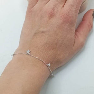 Pulsera de plata fina con colgantes de estrellas foto
