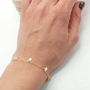 Pulsera de plata fina chapada en oro con colgantes en forma de estrellas y chapitas foto