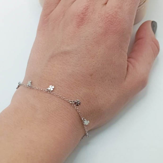 Pulsera de plata fina con colgantes en forma de trébol foto