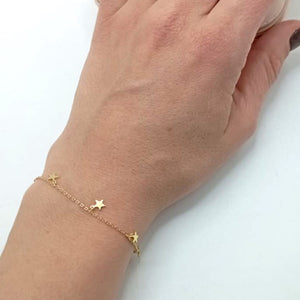Pulsera de plata fina chapada en oro con colgantes en forma de estrellas foto